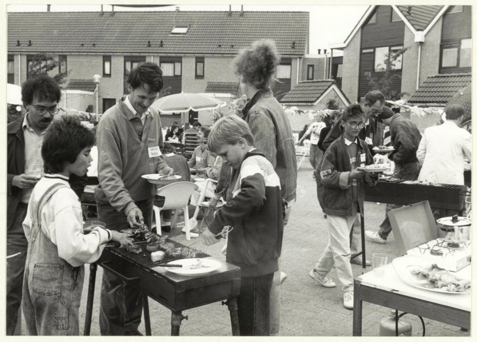 Barbecue in de Van der Burchtstraat. NL-HlmNHA 54023713