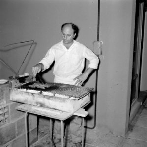 Barbecue op een terras van een horecagelegenheid, Bestanddeelnr 255-3614