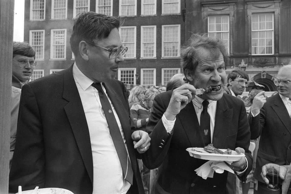 Barbecue op Binnenhof minister Van Aardenne kijkt toe hoe staatssecretaris Brok, Bestanddeelnr 933-0178