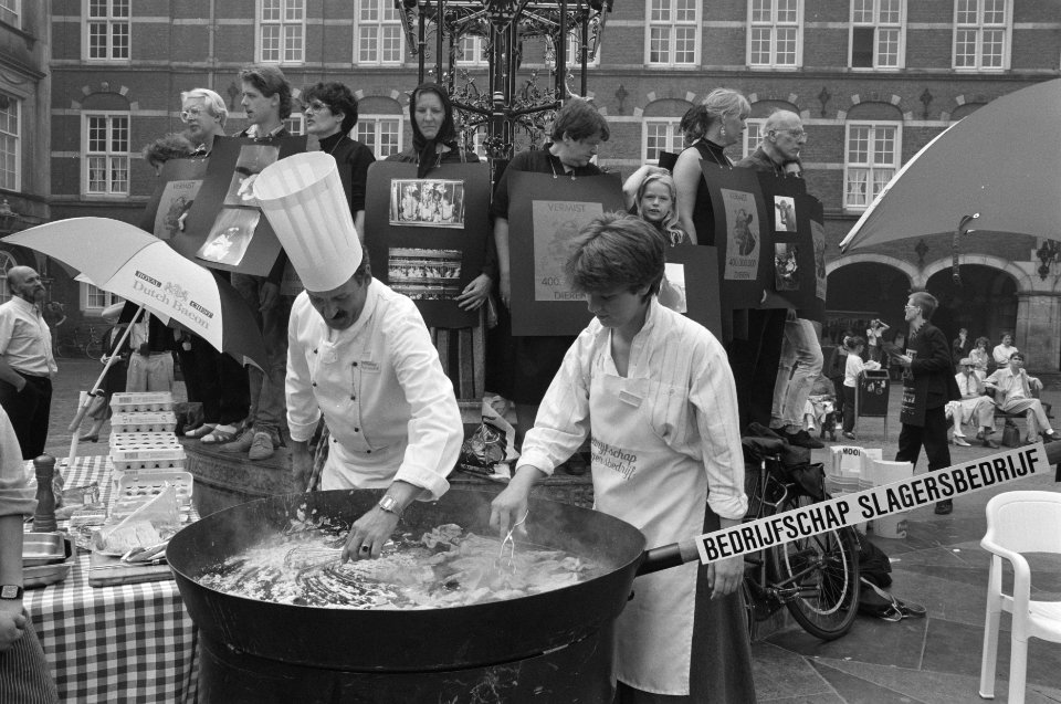 Barbecue op Binnenhof slagers verzorgen barbecue en protest van actie Lekker Di, Bestanddeelnr 934-2798