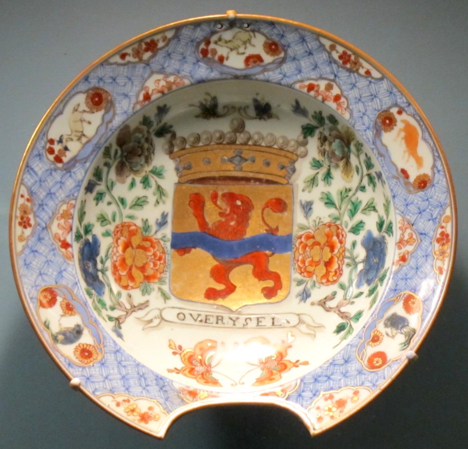 Barber's bowl, c. 1700, China, hard-paste porcelain with underglaze blue famille verte enamel decoration, HAA