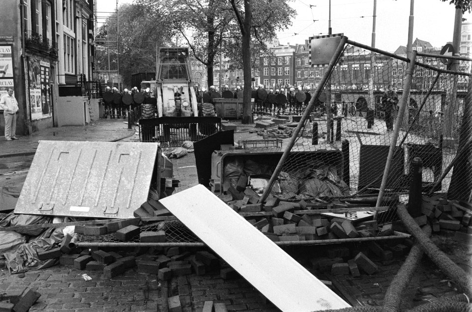 Barricaden worden met een bulldozer geruimd, op de achtergrond de ME, Bestanddeelnr 932-7200