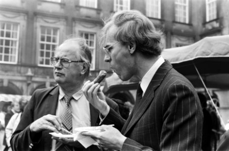 Barbecue op Binnenhof Ruding eet, Bestanddeelnr 933-3646
