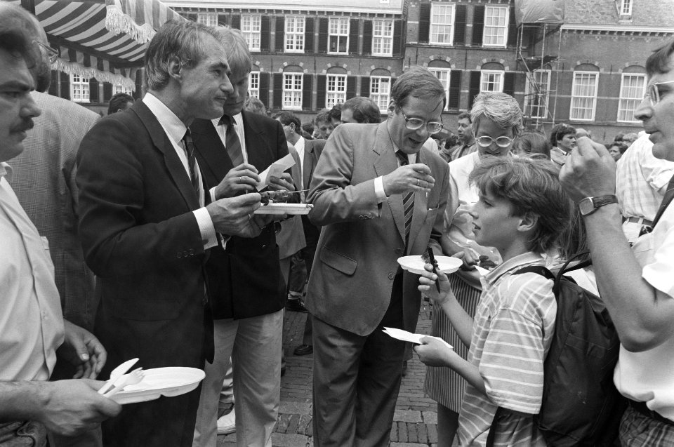 Barbecue op Binnenhof minister De Korte en Deetman (r) met schoolkinderen, Bestanddeelnr 934-2797