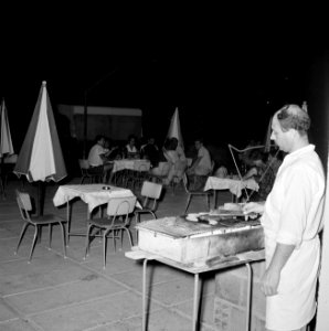 Barbecue op een terras van een horecagelegenheid, Bestanddeelnr 255-3612