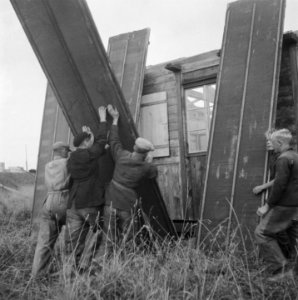Barakken worden opgebouwd, Bestanddeelnr 900-7595