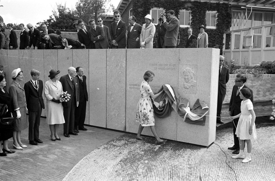 Bas relief van mevrouw B. Boon van der Starp onthuld door René Glastra van Loon , Bestanddeelnr 913-9993