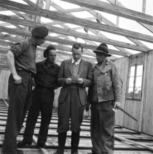 Barakkenbouw (geschonken door Zwitserland) Vier mannen waarvan 2 militairen …, Bestanddeelnr 900-7621