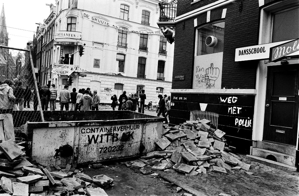 Barricaden rond kraakpand in Vondelstraat Amsterdam overzichten gebarricadeerde, Bestanddeelnr 930-6963