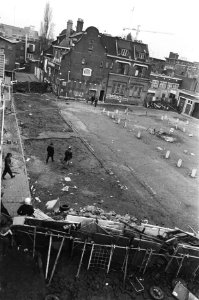 Barricaden in Nijmegen rond de Zeigelhof, complex van 14 woningen, dat moet wijk, Bestanddeelnr 931-3259