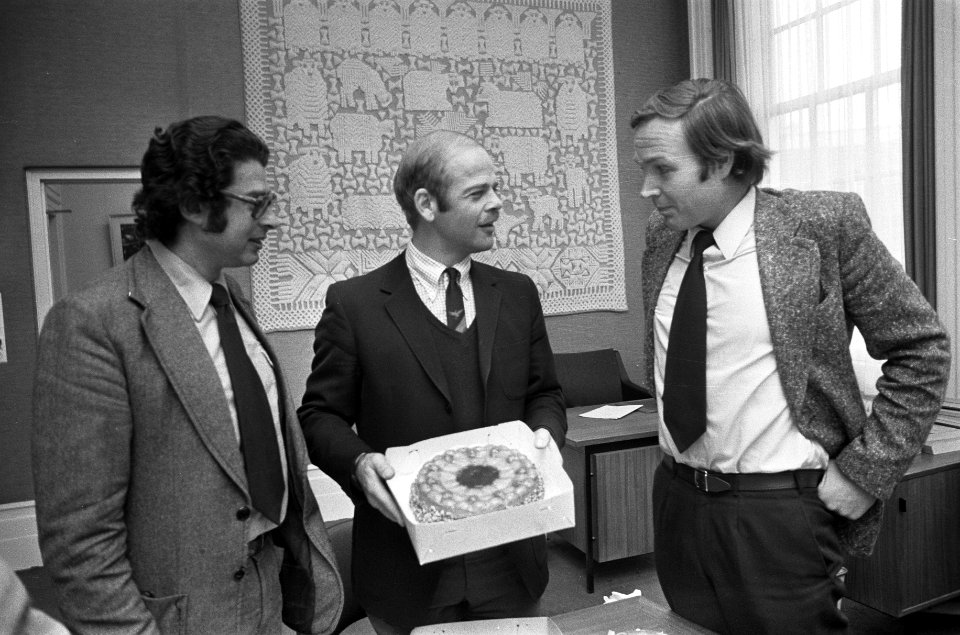 Bas de Gaay Fortman met taart, links Ed van Thijn en rechts Jan Terlouw, Bestanddeelnr 926-8066