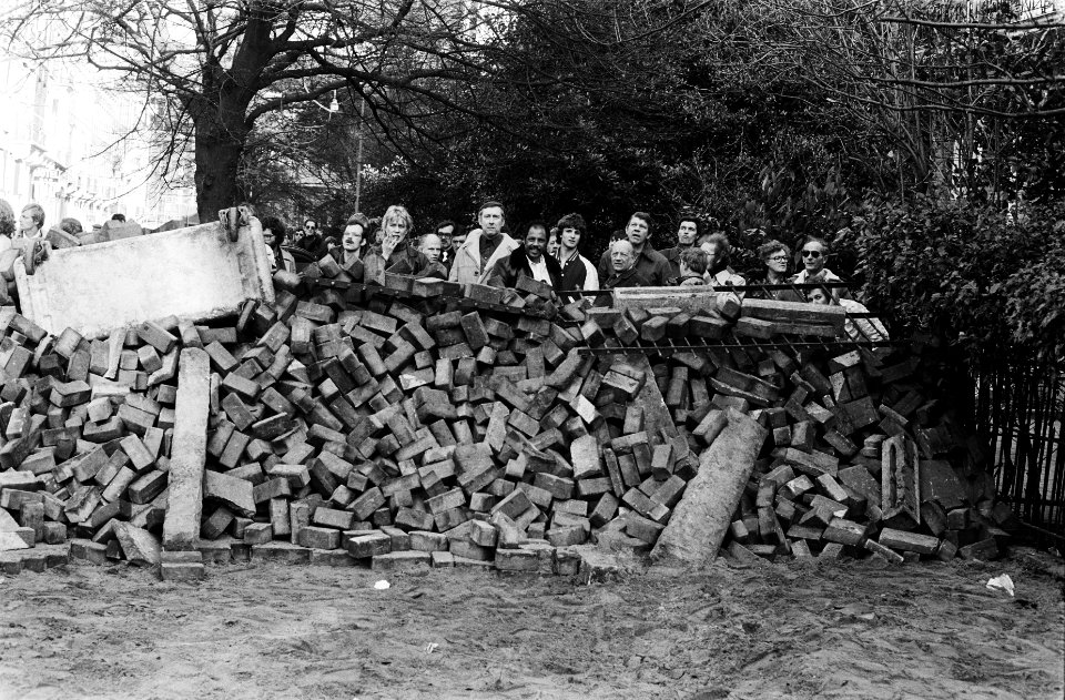 Barricaden rond kraakpand in Vondelstraat Amsterdam een der barricaden, Bestanddeelnr 930-6955