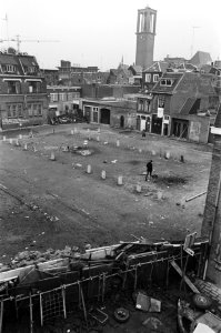 Barricaden in Nijmegen rond de Zeigelhof, complex van 14 woningen, dat moet wijk, Bestanddeelnr 931-3260