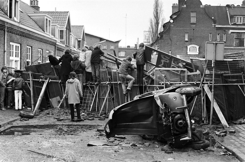 Barricaden in Nijmegen rond de Zeigelhof, complex van 14 woningen, dat moet wijk, Bestanddeelnr 931-3257