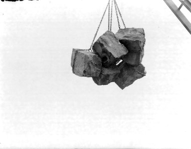 Basalt blokken hangend aan kettingen bij bouwwerkzaamheden met een kraan aan de , Bestanddeelnr 252-0821
