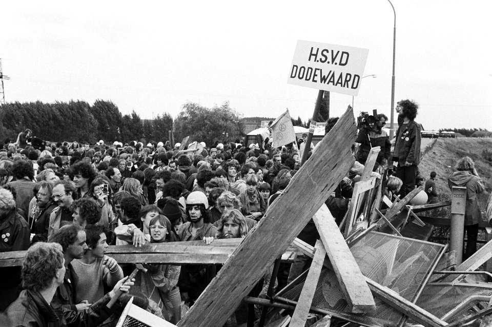 Barricade op de brug bij de centrale, Bestanddeelnr 931-6909