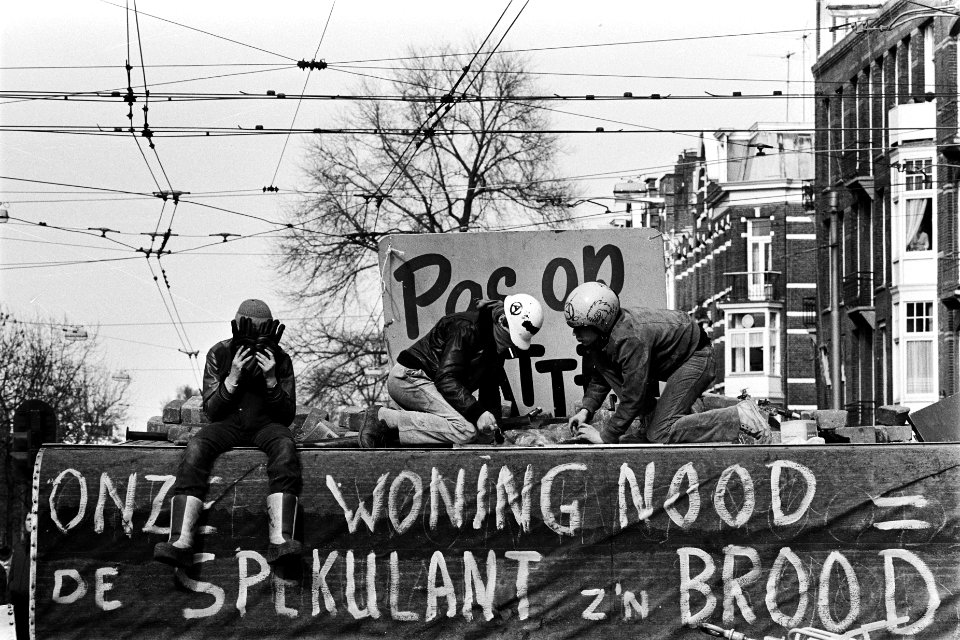 Barricaden rond kraakpand in Vondelstraat Amsterdam krakers op een der barricad, Bestanddeelnr 930-6949