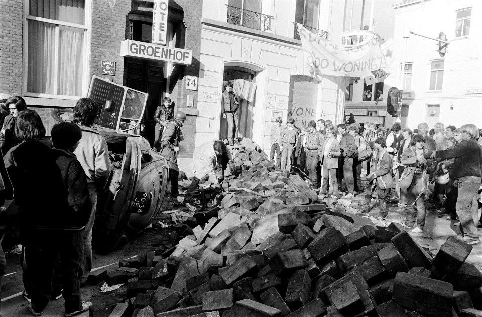 Barricaden rond kraakpand in Vondelstraat Amsterdam overzichten gebarricadeerde, Bestanddeelnr 930-6961