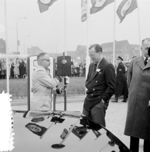 Barend Hoogeveen, voormalig chauffeur van koningin Juliana heeft op het Thomas à, Bestanddeelnr 906-3627