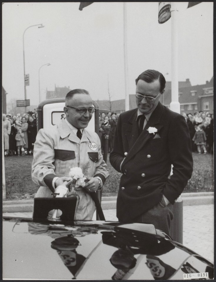 Barend Hoogeveen, voormalig chauffeur van koningin Juliana heeft op het Thomas à, Bestanddeelnr 016-0191