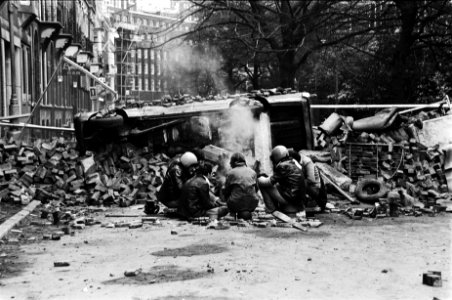 Barricaden rond kraakpand in Vondelstraat Amsterdam krakers rond het gekraakte , Bestanddeelnr 930-6952