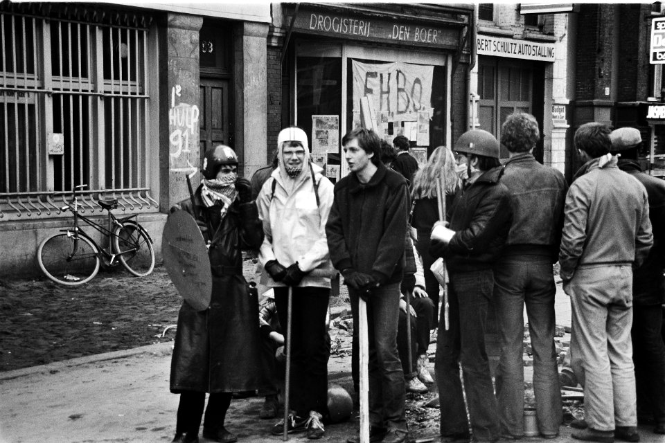 Barricaden rond kraakpand in Vondelstraat Amsterdam krakers zitten op opgebroke, Bestanddeelnr 930-6951