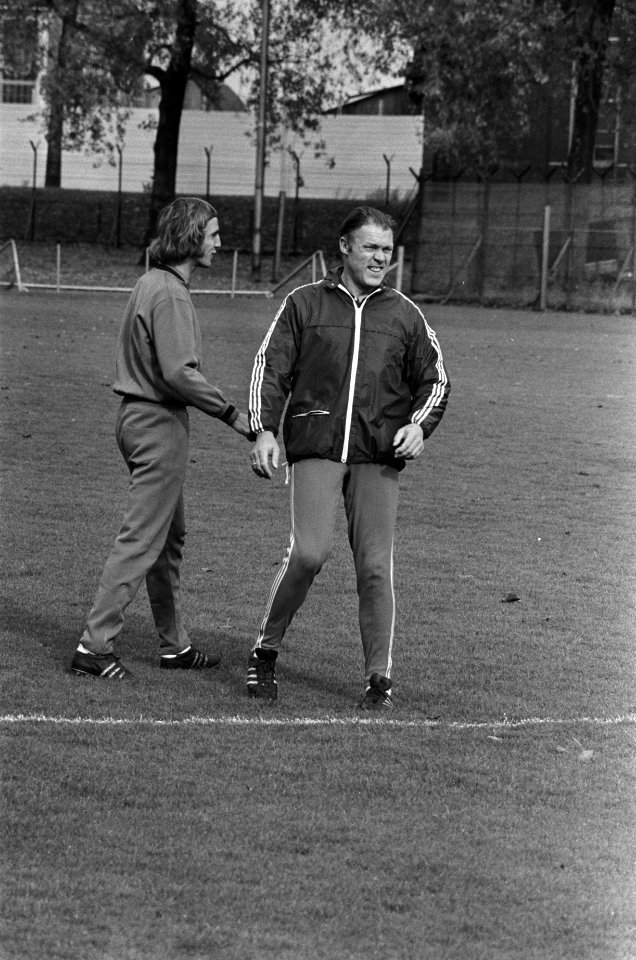 Barcelona traint voor wedstrijd tegen Feyenoord Neeskens Michels (r) tijdens tr, Bestanddeelnr 927-5272