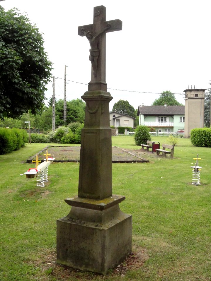 Barchain (Moselle) croix de chemin, terrain de jeux