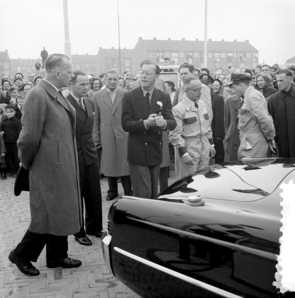Barend Hoogeveen, voormalig chauffeur van koningin Juliana heeft op het Thomas à, Bestanddeelnr 906-3620