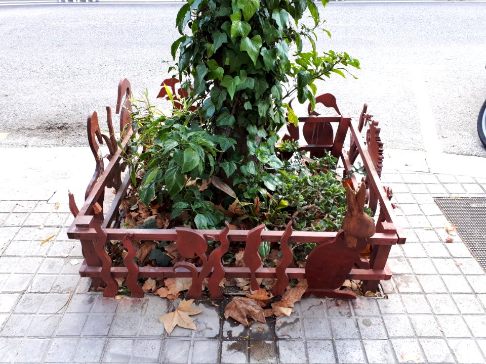 Barcelona tree pit fence 2017 C