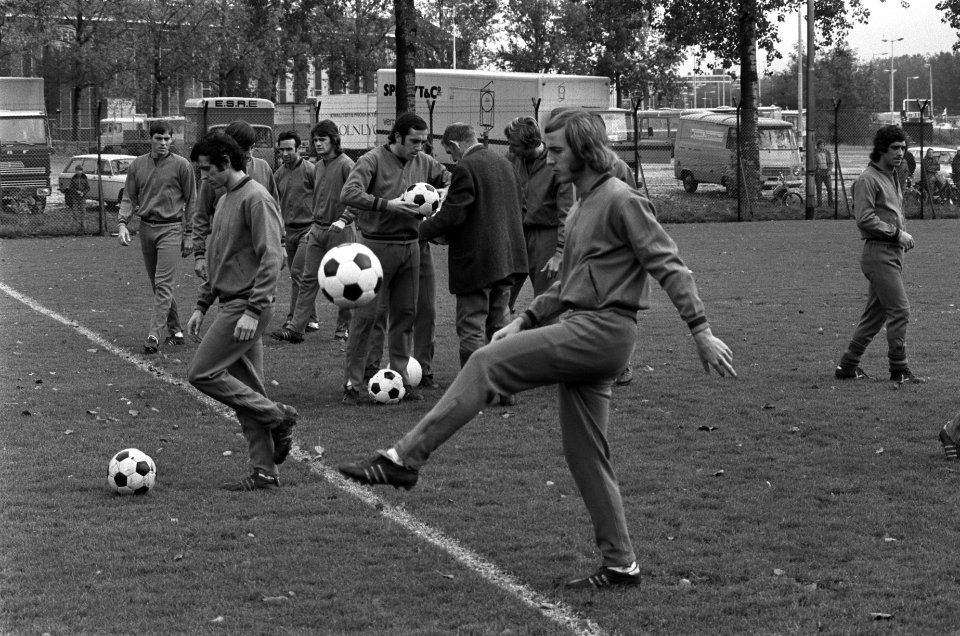 Barcelona traint voor wedstrijd tegen Feyenoord het Barcelona-elftal met Neeske, Bestanddeelnr 927-5271