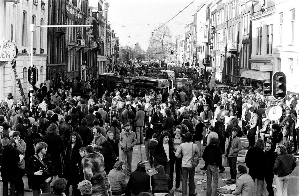 Barricaden rond kraakpand in Vondelstraat Amsterdam grote drukte op afgebroken , Bestanddeelnr 930-6954