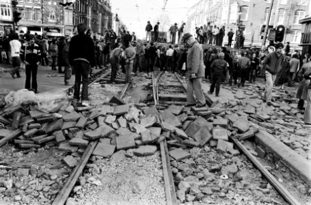 Barricaden rond kraakpand in Vondelstraat Amsterdam straat wordt opengebroken, Bestanddeelnr 930-6957