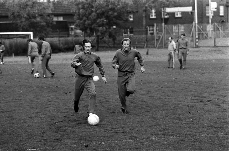Barcelona traint voor wedstrijd tegen Feyenoord Cruijff en Reixach (r) tijdens , Bestanddeelnr 927-5273