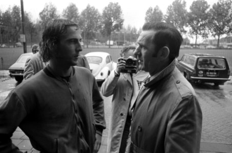 Barcelona traint voor wedstrijd tegen Feyenoord Knobel in gesprek met Neeskens, Bestanddeelnr 927-5275