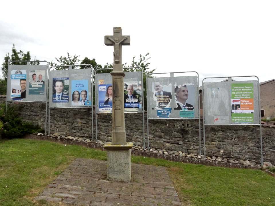 Barchain (Moselle) croix de chemin, panneaux élections 2017