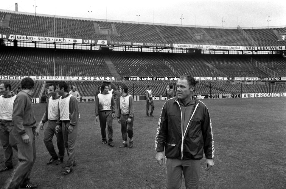Barcelona traint voor wedstrijd tegen Feyenoord Michels zijn spelers verkennen , Bestanddeelnr 927-5270