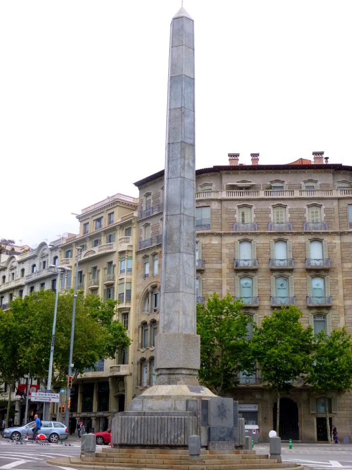 Barcelona - Obelisco en la intersección del Paseo de Gracia con la Av. Diagonal