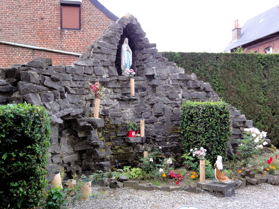 Barzy-en-Thiérache (Aisne, Fr) grotte de Lourdes