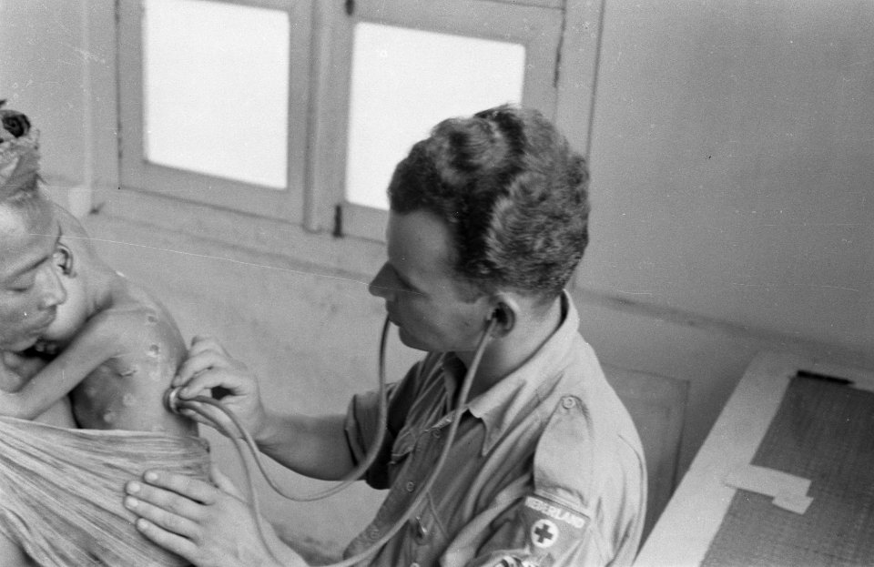 Banjoemas Dokter van Albada uit Akkrum, onderzoekt een kind met huidziekte Hij, Bestanddeelnr 368-4-2
