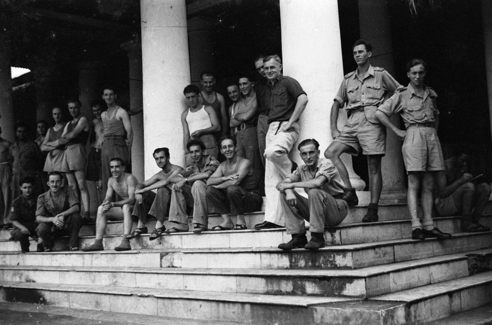Banjoemas Voor een aantal militairen van de LTD 72 en 1-3 RI. te Banjoemas best, Bestanddeelnr 465-6-3