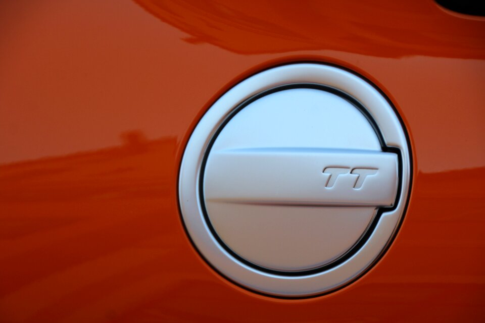 Audi tt fuel tank cap orange