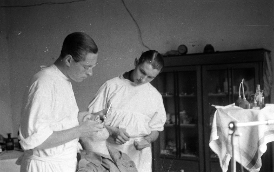 Banjoemas De tandarts van de V-Brigade, dr. H. Droege uit Tilburg bij zijn dage, Bestanddeelnr 377-1-2