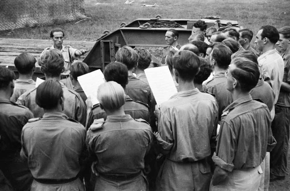 Banjoemas Voor een aantal militairen van de LTD 72 en 1-3 RI. te Banjoemas best, Bestanddeelnr 465-6-2