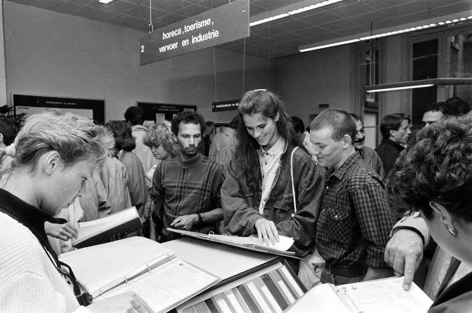 Banenmarkt op het Gewestelijk Arbeidsbureau ten gunste van honderd jaar arbeidsb, Bestanddeelnr 933-6713