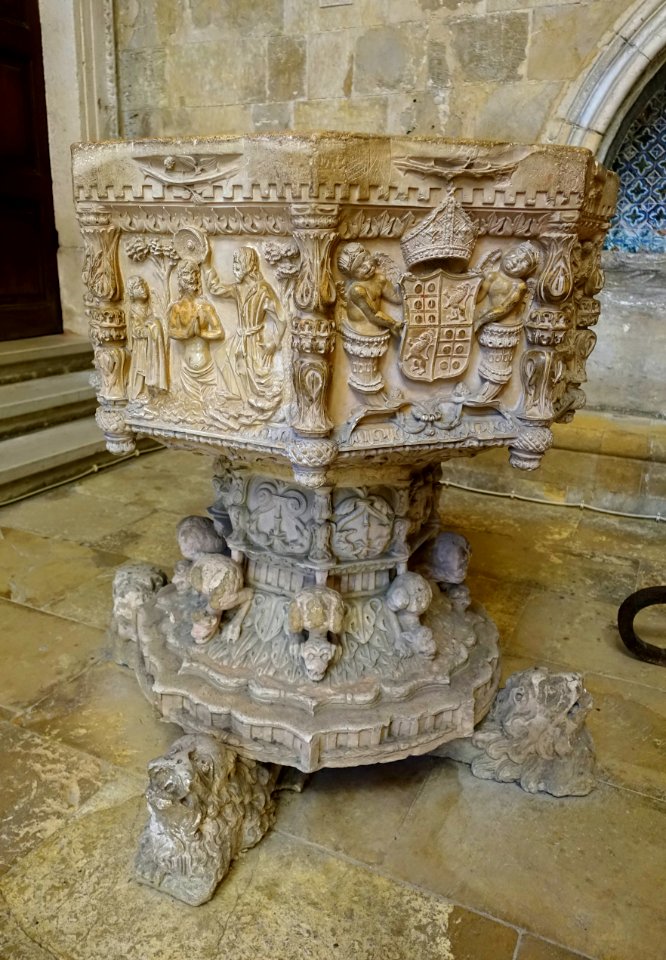 Baptismal font - Sé Velha - Coimbra, Portugal - DSC09791