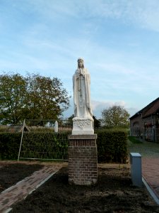 Banholt-Beeld tegenover de kerk