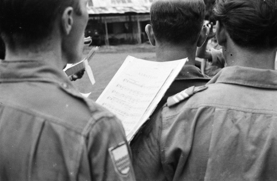 Banjoemas Voor een aantal militairen van de LTD 72 en 1-3 RI. te Banjoemas best, Bestanddeelnr 465-6-1