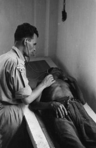 Banjoemas. Dokter van Albada uit Akkrum, onderzoekt een TBC-lijder. Hij is de en, Bestanddeelnr 368-3-3