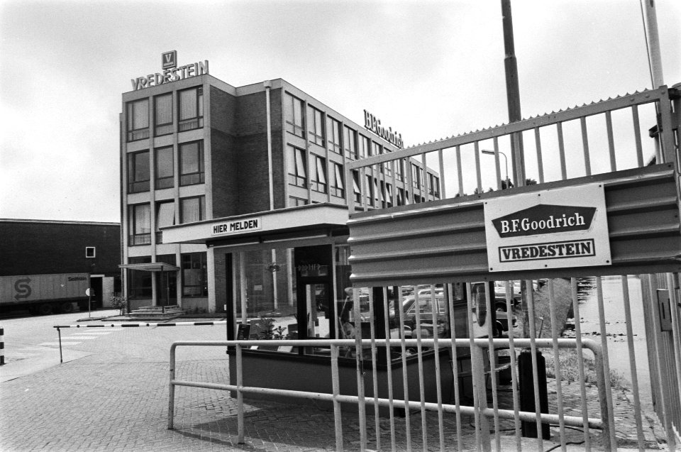 Bandenfabriek Vredestein in Loosduinen met sluiting bedreigd, exterieur, Bestanddeelnr 928-7011